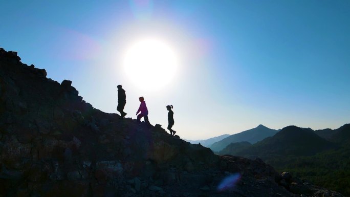 户外探险徒步旅行攀登顶峰团队剪影登山素材