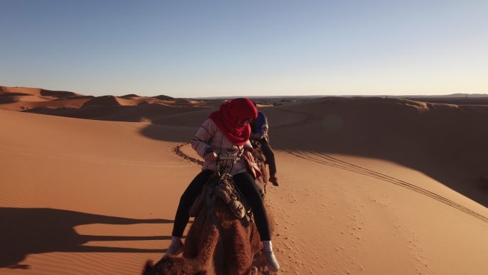 在非洲撒哈拉沙漠骑骆驼火车的游客