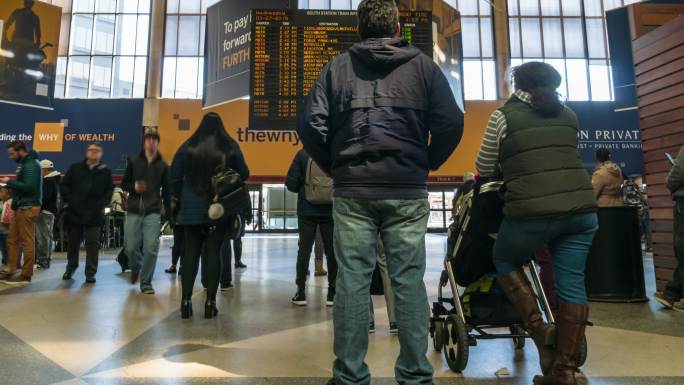 4K未定义乘客和游客参观纽约市曼哈顿中城中央车站的时间流逝。美国，商业和运输概念