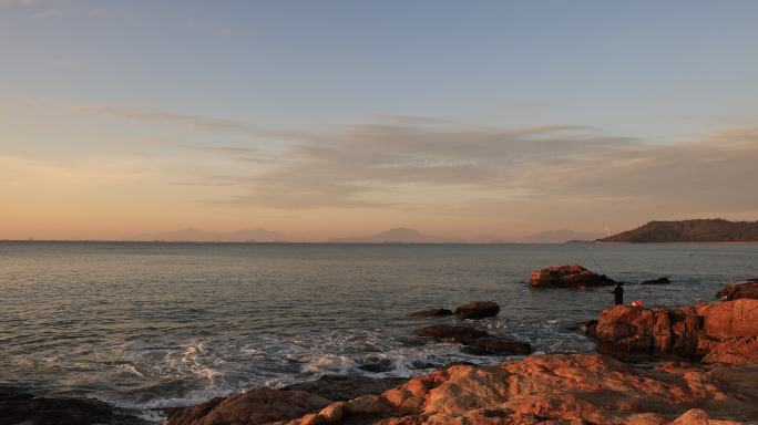 深圳海边早上礁石海浪