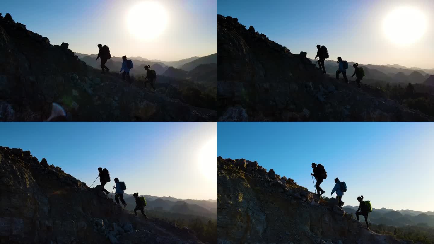 一群人爬上山顶团队登山脚步成功登顶旅行者