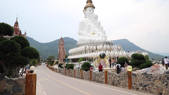 泰国Phetchabun，Wat Phra Thad Pha Son Kaew寺的五尊佛像