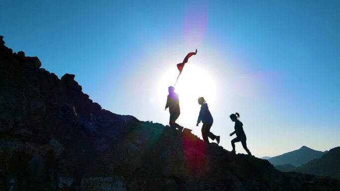 三下乡党旗飘扬举起旗帜走向山顶团队登山