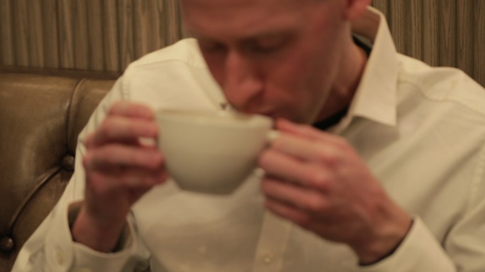 男人享受一杯茶喝茶