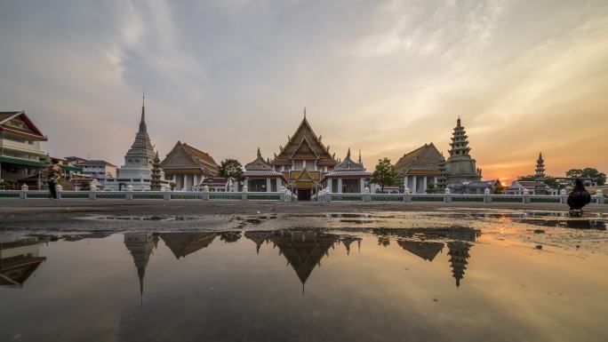位于泰国曼谷湄南河通布里河岸的美丽的Kanlayanami寺日落时的4K延时视频。