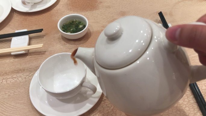 将普洱茶倒入中国茶杯中餐厅