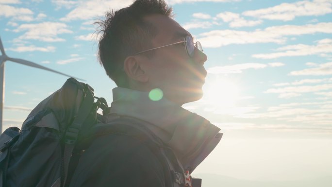 阳光下的登山者