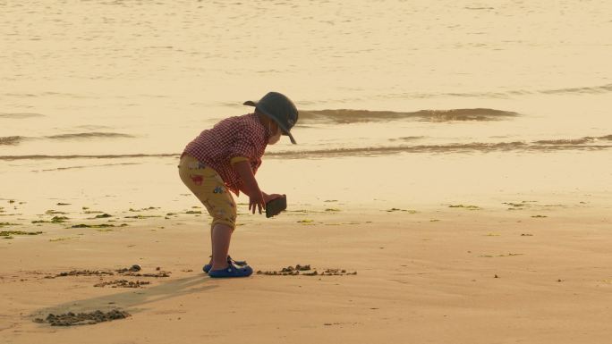 沙滩边玩耍的小孩子玩沙子海边童年