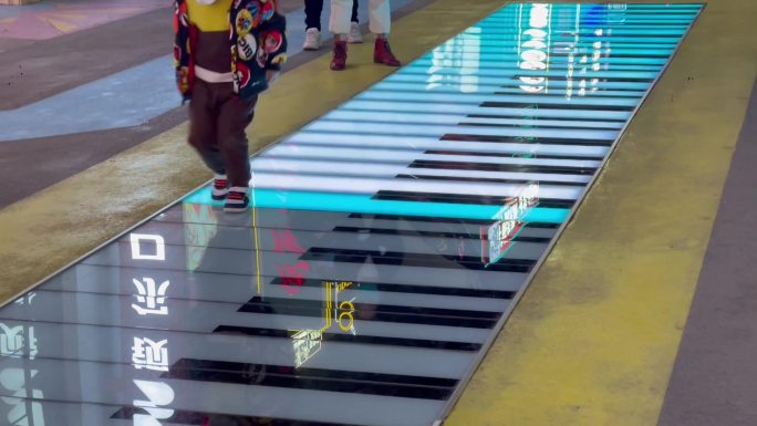 步行街亮化互动交互钢琴键灯光装置近景1