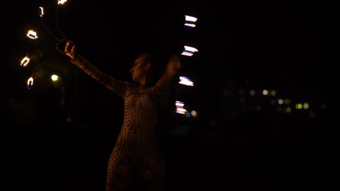夜间女消防队员马戏团美女表演杂技火光火球