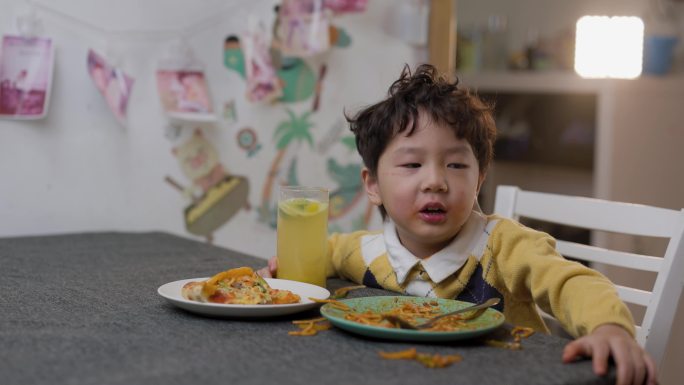 这个小男孩晚饭后正在讲话。