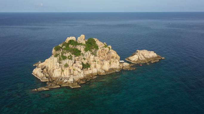 从无人机俯瞰海洋和海滩上的岩石，泰国Kho Tao岛在清澈的蓝色海水上空飞行。库存视频