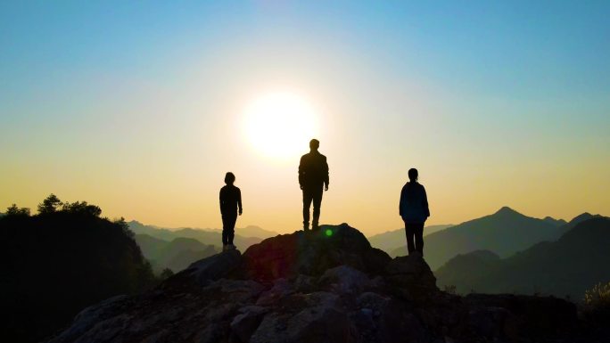 一群人山顶眺望团队精神登山背影山顶人物