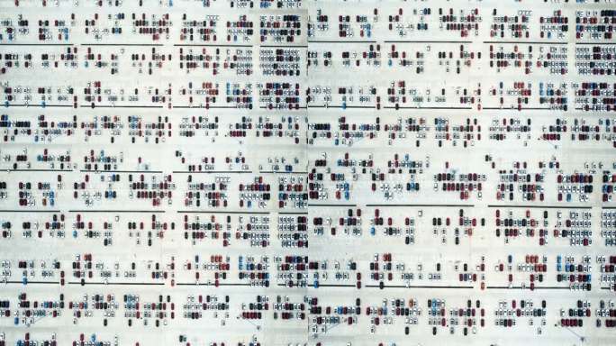 一排排新车的鸟瞰图