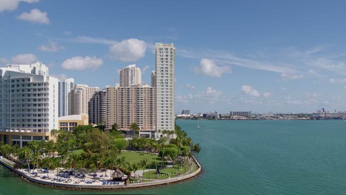 晴朗的一天，佛罗里达州迈阿密市中心布里克尔基岛周围比斯开湾的鸟瞰全景。无人机制作的视频剪辑具有向后和