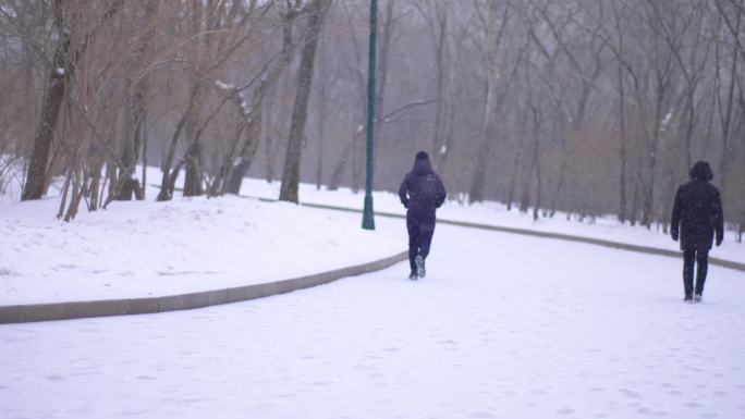 冬季雪中下雪路人行人走路跑步