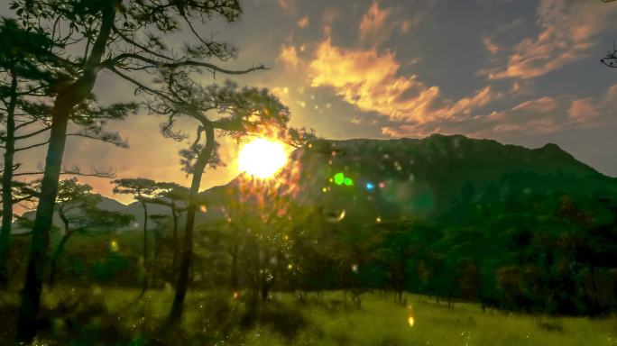 泰国富苏岛国家公园的日出和晨雾