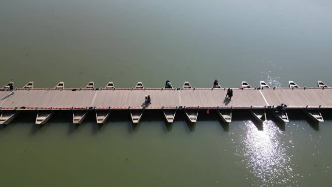 赣州谷浮桥上的零星游客