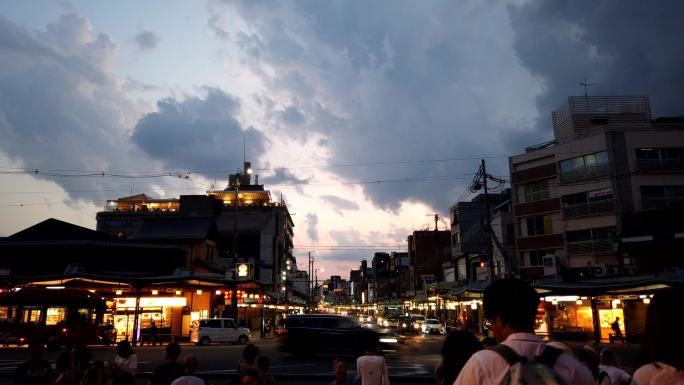 日本京都的一个十字路口，傍晚的云在流动