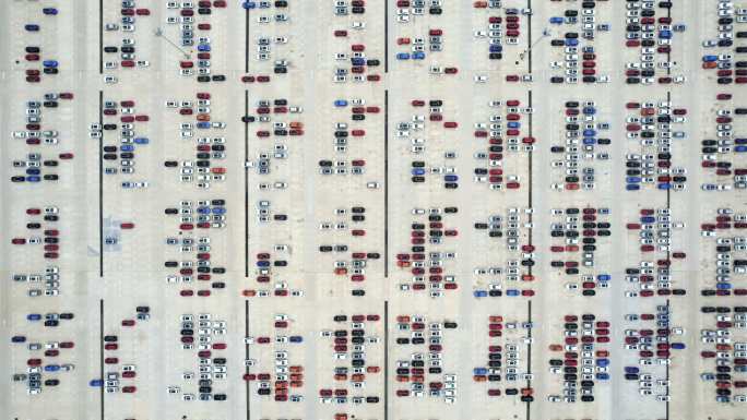 一排排新车的鸟瞰图