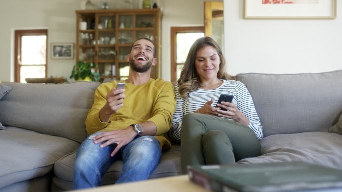 男人看电视，女人用智能手机