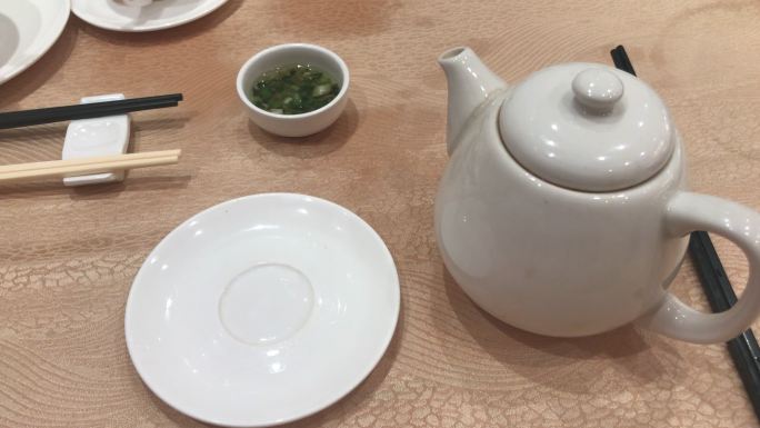 在中餐馆喝普洱茶吃早茶特写镜头瓷器