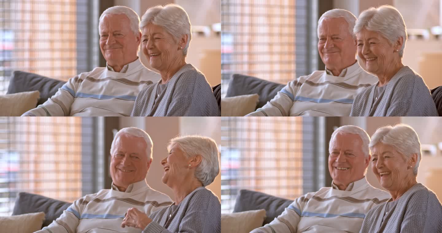 SLO MO老年妇女与丈夫一起看电视时大笑
