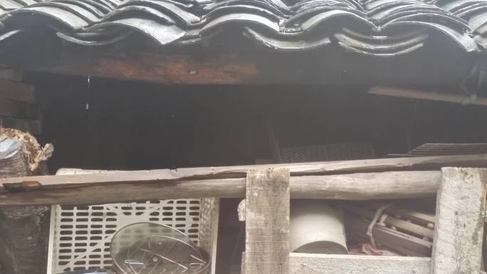 古宅雨滴春雨古屋檐滴水波纹祖宅春雨水雨季