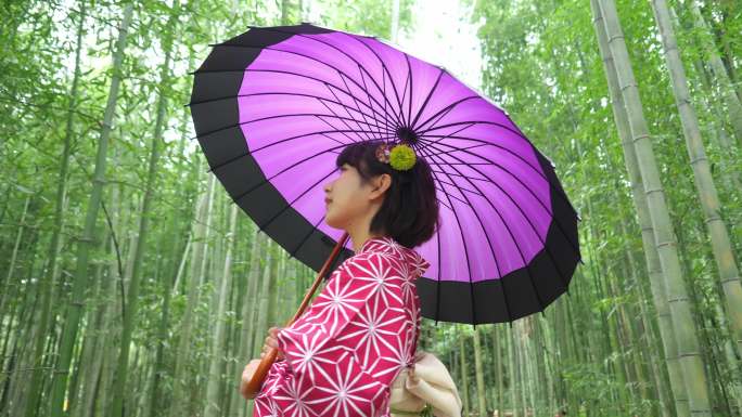 在京都的竹林中散步的年轻女子