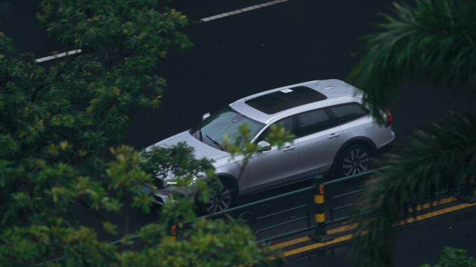 浅灰沃尔沃旅行车