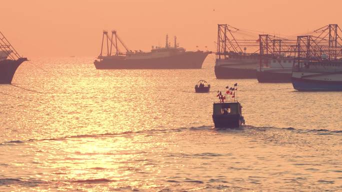 夕阳下海边海港货船停泊驳船广西北海市海口