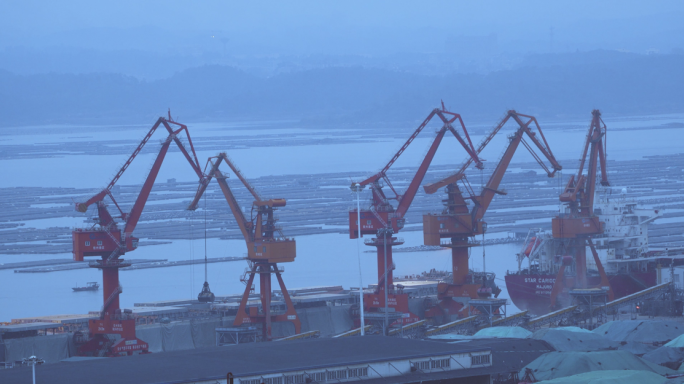 广西钦州港勒沟作业区货船装卸吊臂作业