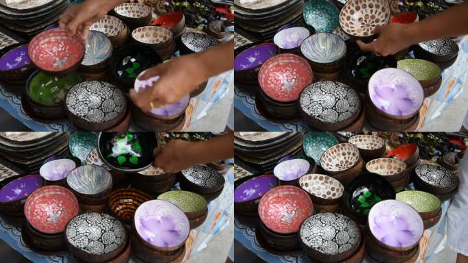 泰国一名女游客在纪念品商店挑选椰子壳。