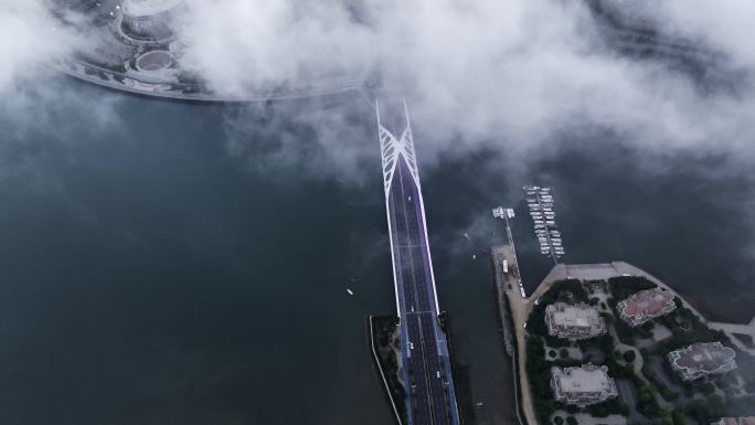 航拍山东青岛星光岛贝壳桥平流雾