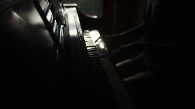 钢琴在窗边演奏。弹奏演奏