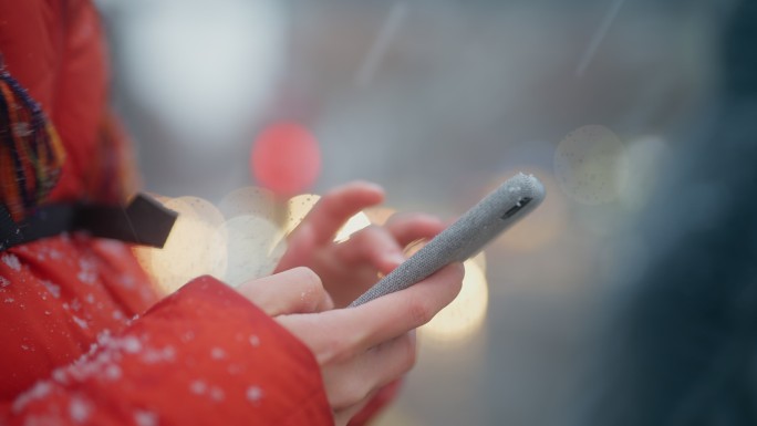 冬季女性旅行者在城市使用智能手机的特写视频