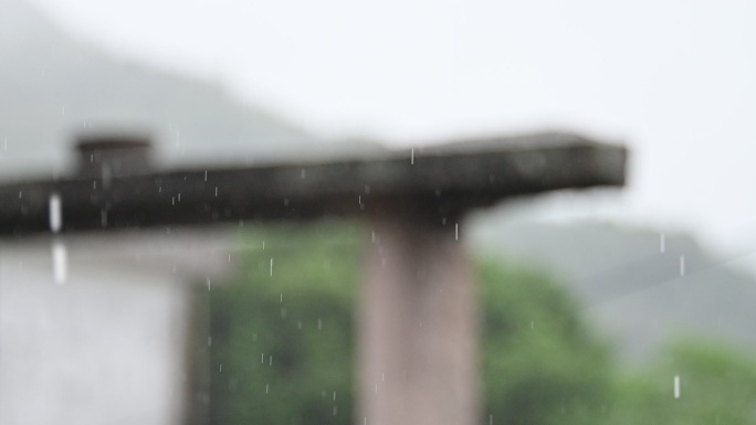 升格慢动下雨雨滴空中的雨滴