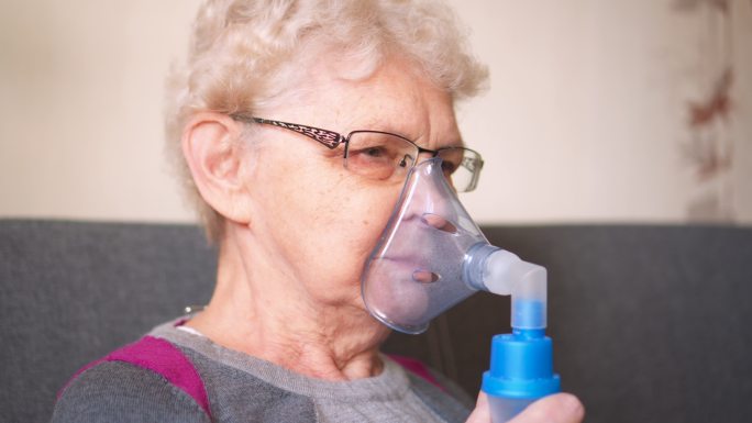 老年妇女呼吸氧气鼻导管
