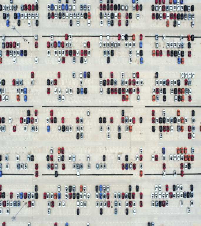 一排排新车的鸟瞰图