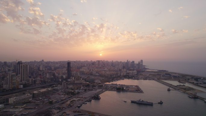 日落时分，贝鲁特一港口的空中无人机拍摄