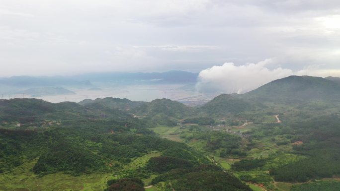 陆地海洋交汇处群山江河航拍