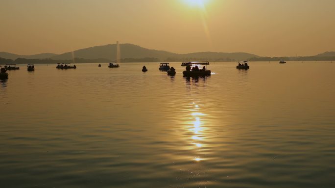 无锡太湖夕阳余晖下划船剪影