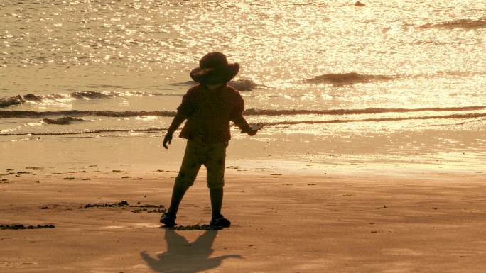 沙滩边玩耍的小孩子玩沙子海边童年
