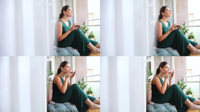 年轻女人在露台上喝咖啡