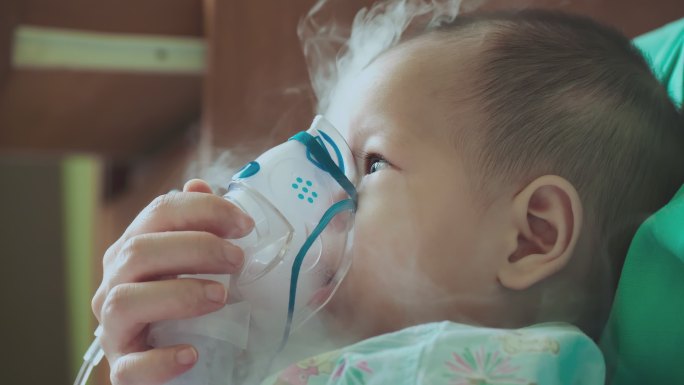 慢动作：雾化治疗生病的婴儿。