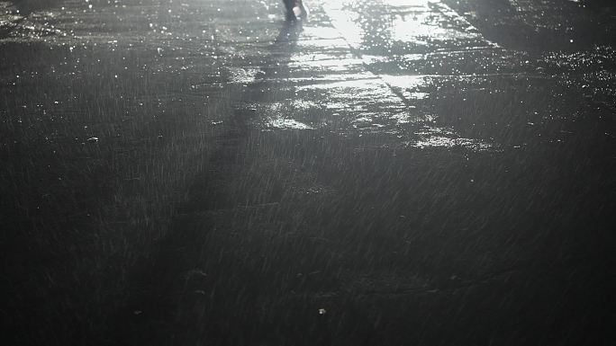 雨夜人的影子走过 渲染氛围