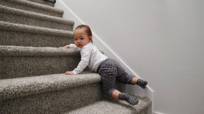 12个月大的婴儿在家里爬楼梯