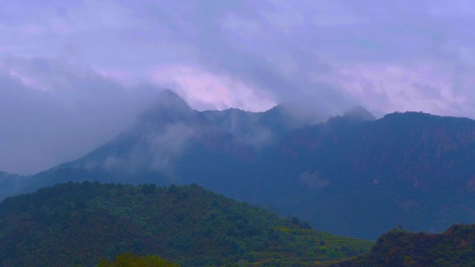 雨后山区飞奔的云海