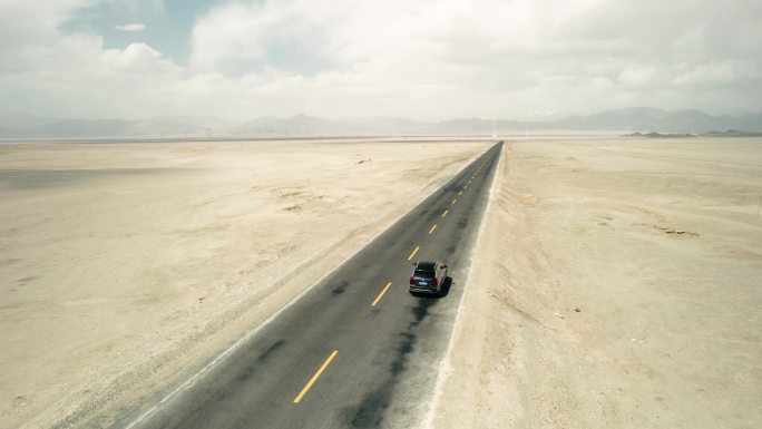 航拍沙漠戈壁公路汽车环绕4K