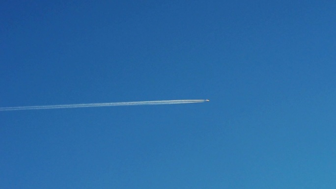 高清飞机喷气层、蓝天上的飞机污染、运输理念